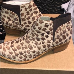 Coconuts by Matisse Leopard Booties Size 9